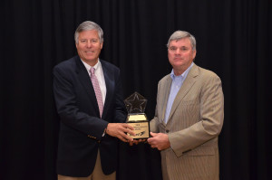 Don Olen and Peter Noyes receive the United Van Lines 2015 President's Award